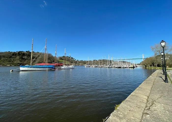 Appartement avec balcon et vue sur port - wifi privé - au dessus du Restaurant le Yackams